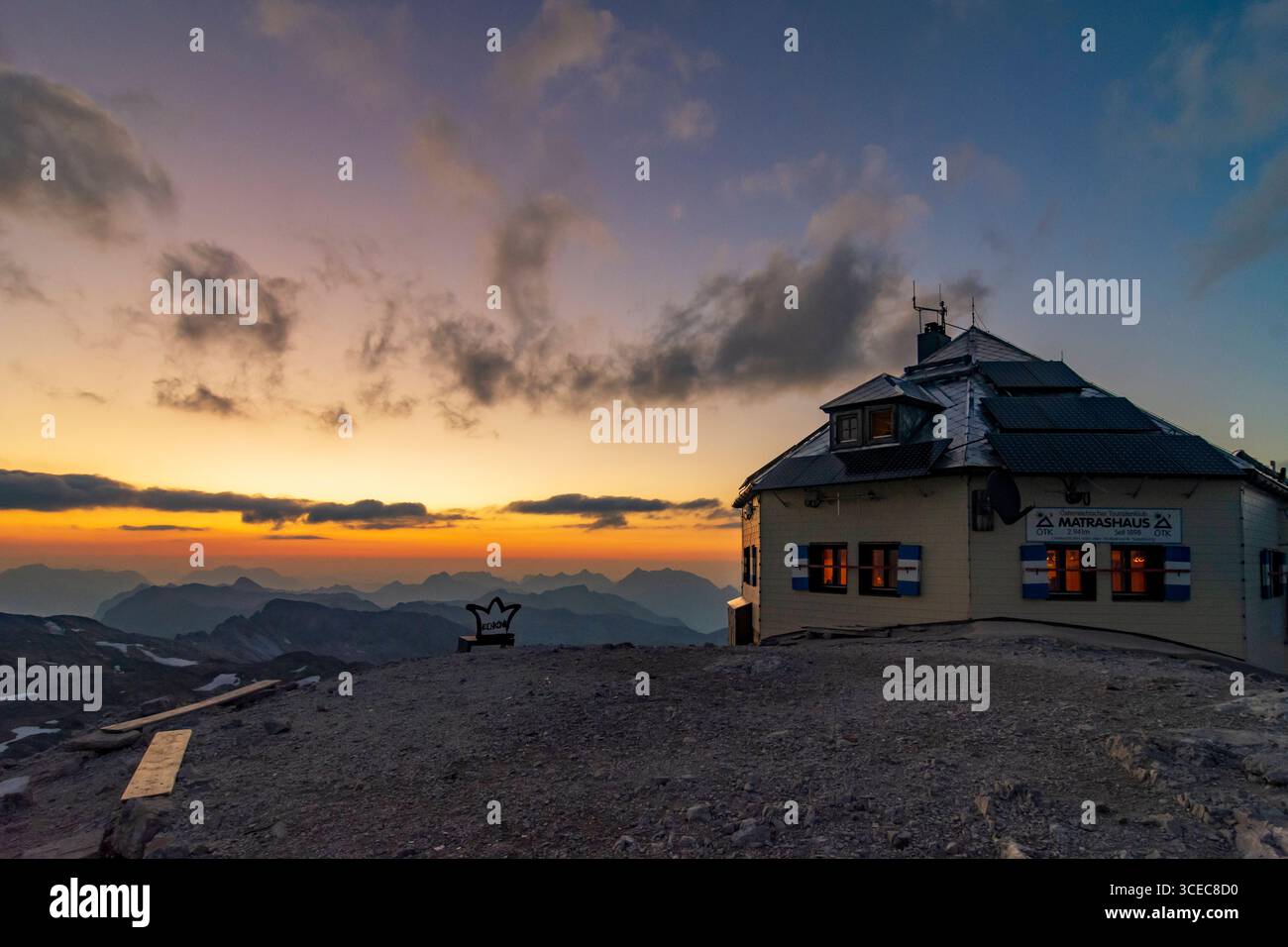 Bergkette und Gipfel Hochkönig, Berghütte Franz-Eduard-Matras-Haus Matrashaus, Sonnenuntergang Hochkönig Berge Pongau Salzburg Österreich Stockfoto
