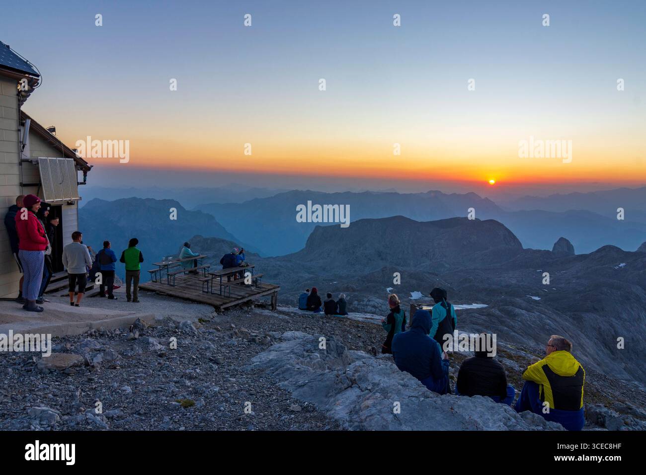 Bergkette und Gipfel Hochkönig, Berghütte Franz-Eduard-Matras-Haus Matrashaus, Wanderer, Sonnenaufgang Hochkönig Berge Pongau Salzburg Österreich Stockfoto