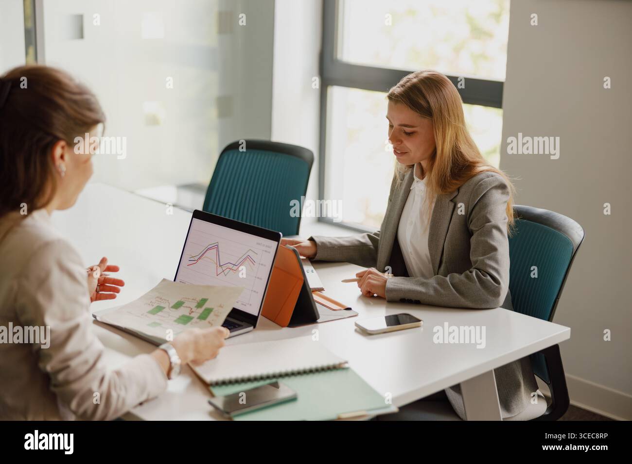 Ein Business Meeting, das Datenanalysen in eine moderne Büroumgebung integriert Stockfoto