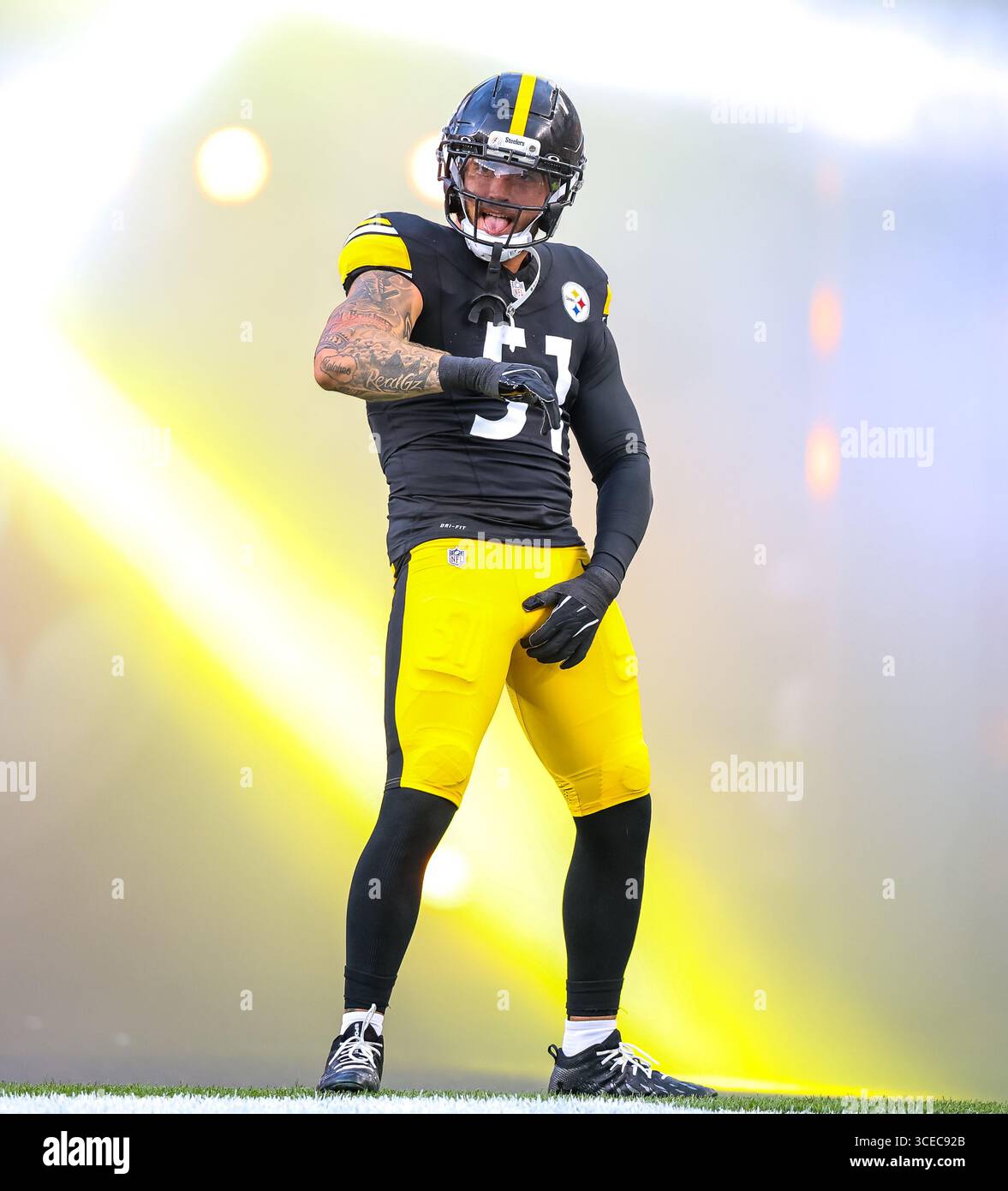 16. August 2025, Pittsburgh, Pennsylvania, USA: Pittsburgh Steelers Linebacker NICK HERBIG (51) tritt vor dem NFL-Fußballspiel zwischen den Pittsburgh Steelers und den Tampa Bay Buccaneers in Pittsburgh, Pennsylvania, auf. (Kreditbild: © Brent Gudenschwager/ZUMA Press Wire) NUR REDAKTIONELLE VERWENDUNG! Nicht für kommerzielle ZWECKE! Stockfoto