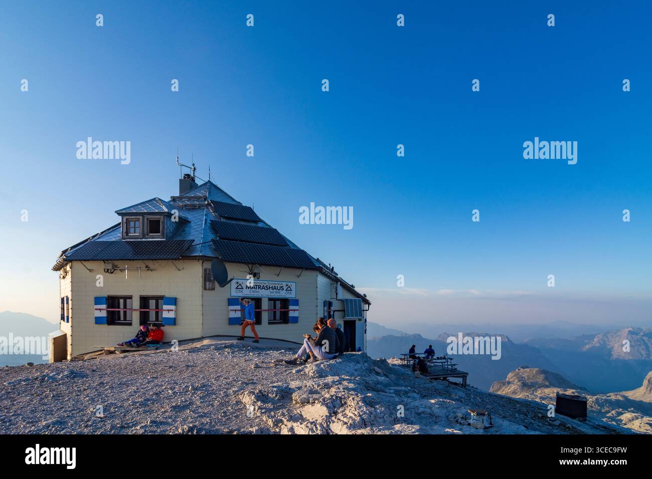 Hochkönig Berge: Bergkette und Gipfel Hochkönig, Berghütte Franz-Eduard-Matras-Haus (Matrashaus), Wanderer in Pongau, Salzburg, Österreich Stockfoto