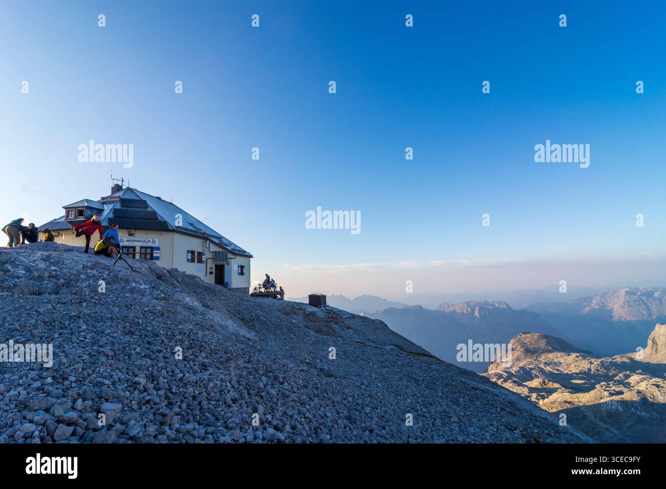 Hochkönig Berge: Bergkette und Gipfel Hochkönig, Berghütte Franz-Eduard-Matras-Haus (Matrashaus), Wanderer in Pongau, Salzburg, Österreich Stockfoto