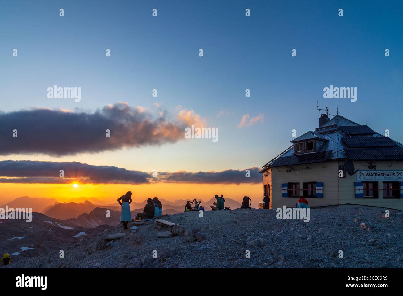 Hochkönig Berge: Bergkette und Gipfel Hochkönig, Berghütte Franz-Eduard-Matras-Haus (Matrashaus), Wanderer, Sonnenuntergang im Pongau, Salzburg, Austr Stockfoto
