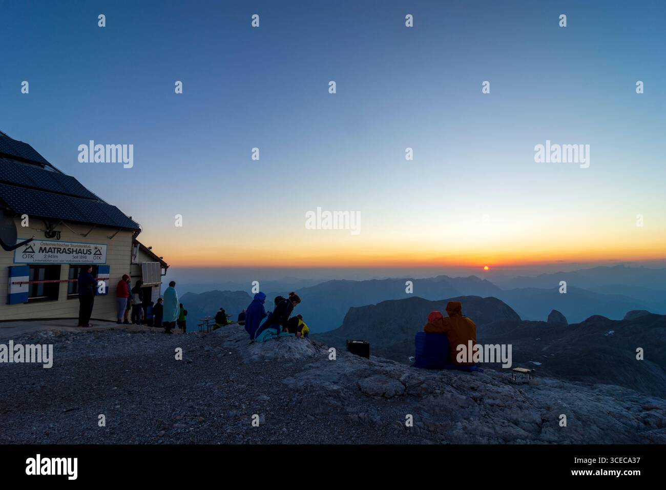 Hochkönig Berge: Bergkette und Gipfel Hochkönig, Berghütte Franz-Eduard-Matras-Haus (Matrashaus), Wanderer, Sonnenaufgang im Pongau, Salzburg, Aust Stockfoto