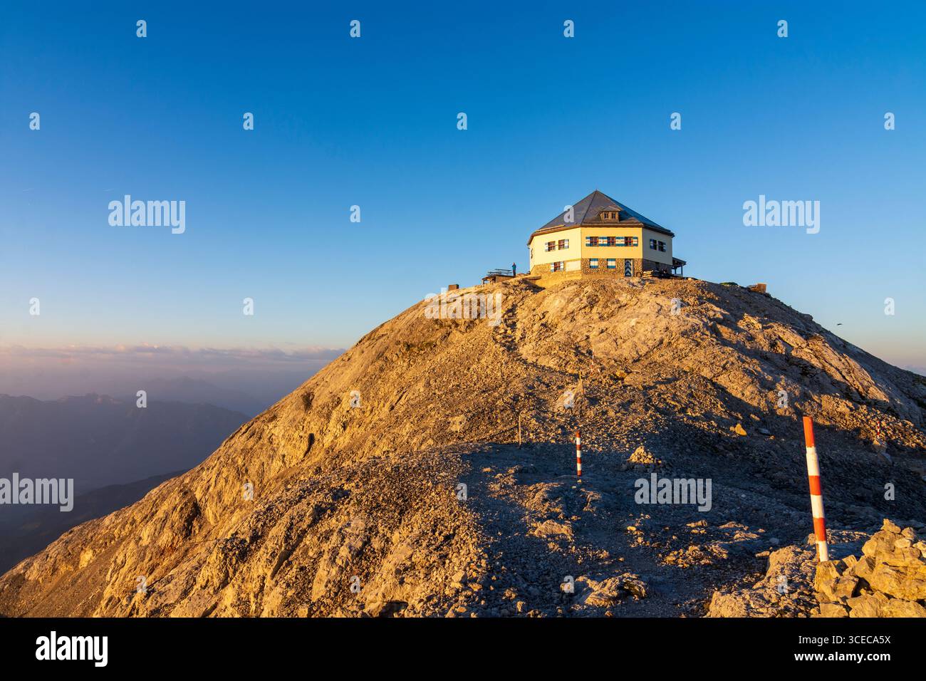 Hochkönig: Bergkette und Gipfel Hochkönig, Berghütte Franz-Eduard-Matras-Haus (Matrashaus) in Pongau, Salzburg, Österreich Stockfoto