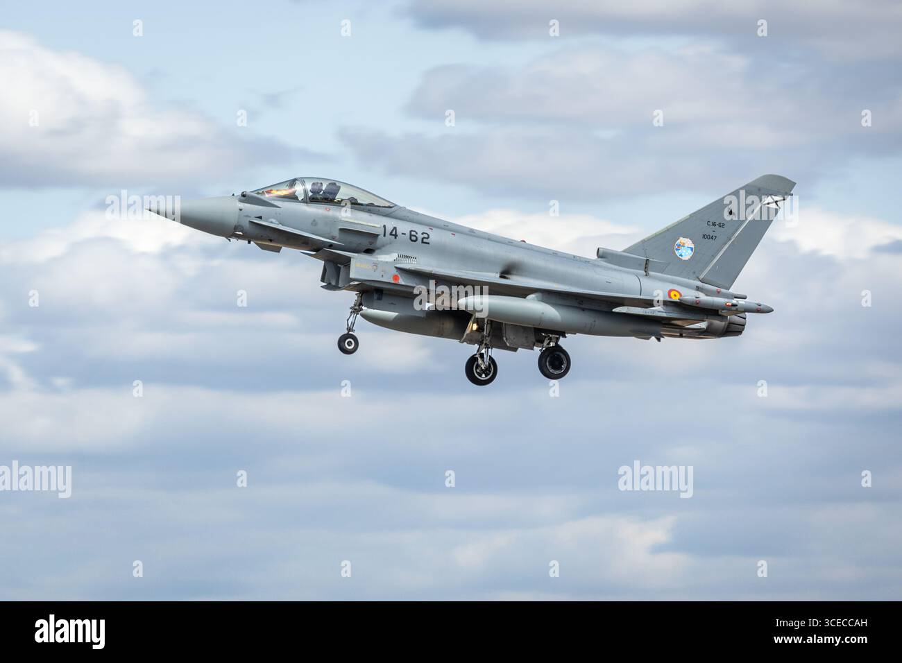 Spanische Luft- und Raumstreitkräfte – Eurofighter EF-2000 Taifun, Ankunft bei RAF Fairford für das Royal International Air Tattoo 2025. Stockfoto