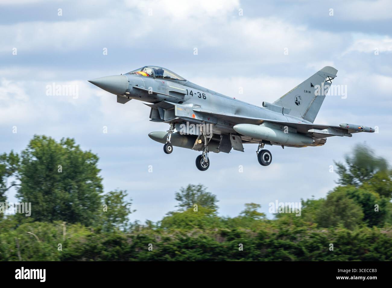 Spanische Luft- und Raumstreitkräfte – Eurofighter EF-2000 Taifun, Ankunft bei RAF Fairford für das Royal International Air Tattoo 2025. Stockfoto