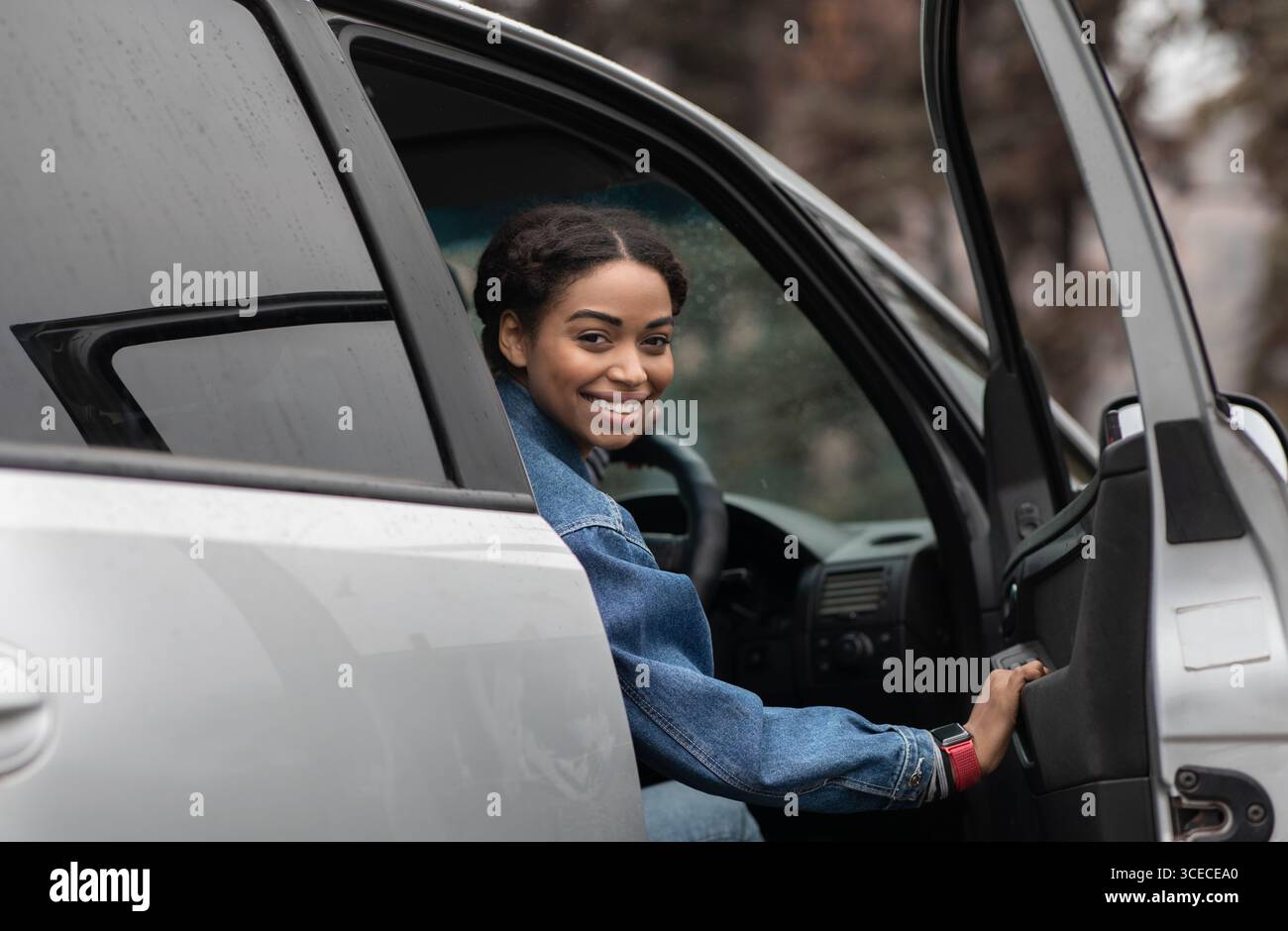 Autoblogger und Probefahrt Autos, gutes Auto Angebot und Anzeige Stockfoto