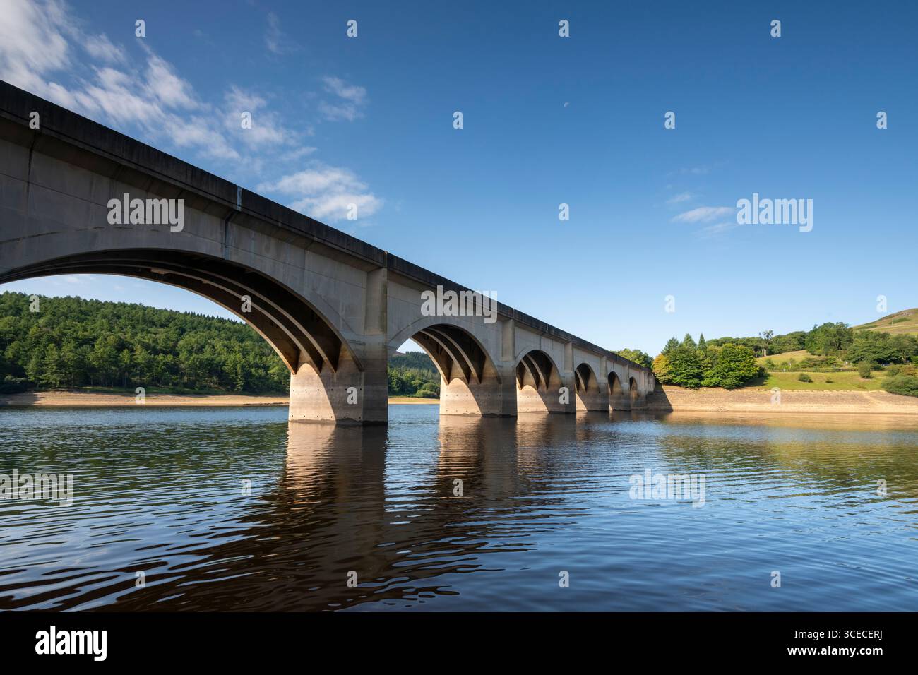 Ashopton Viaduct über die A57 Snake Road über das Ladybower Reservoir im Peak District, Derbyshire, England Stockfoto