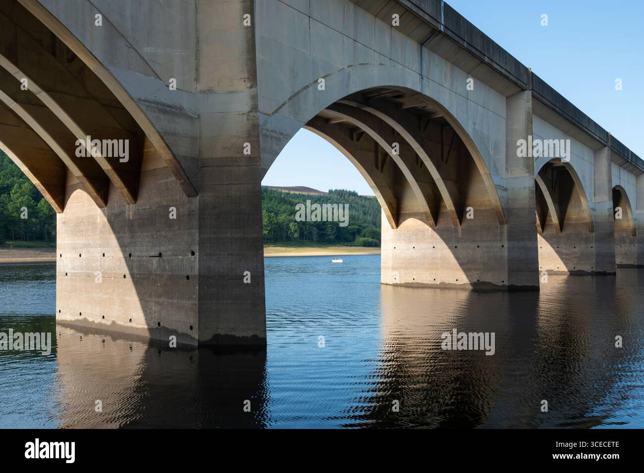 Ashopton Viaduct über die A57 Snake Road über das Ladybower Reservoir im Peak District, Derbyshire, England Stockfoto