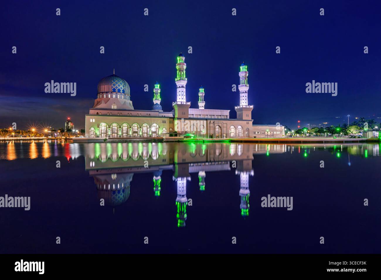 Kota Kinabalu City Moschee, auch bekannt als Likas Moschee in der Stadt Kota Kinabalu, Sabah, Borneo, Malaysia Stockfoto