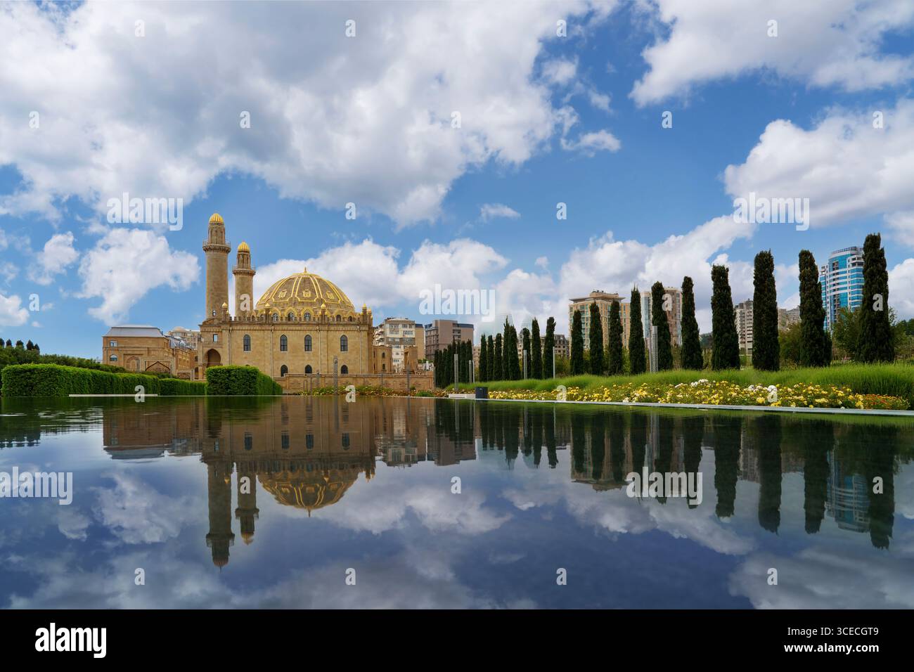 Die Taza-PIR-Moschee und ihre Reflexion im Wasser in Baku, Aserbaidschan Stockfoto
