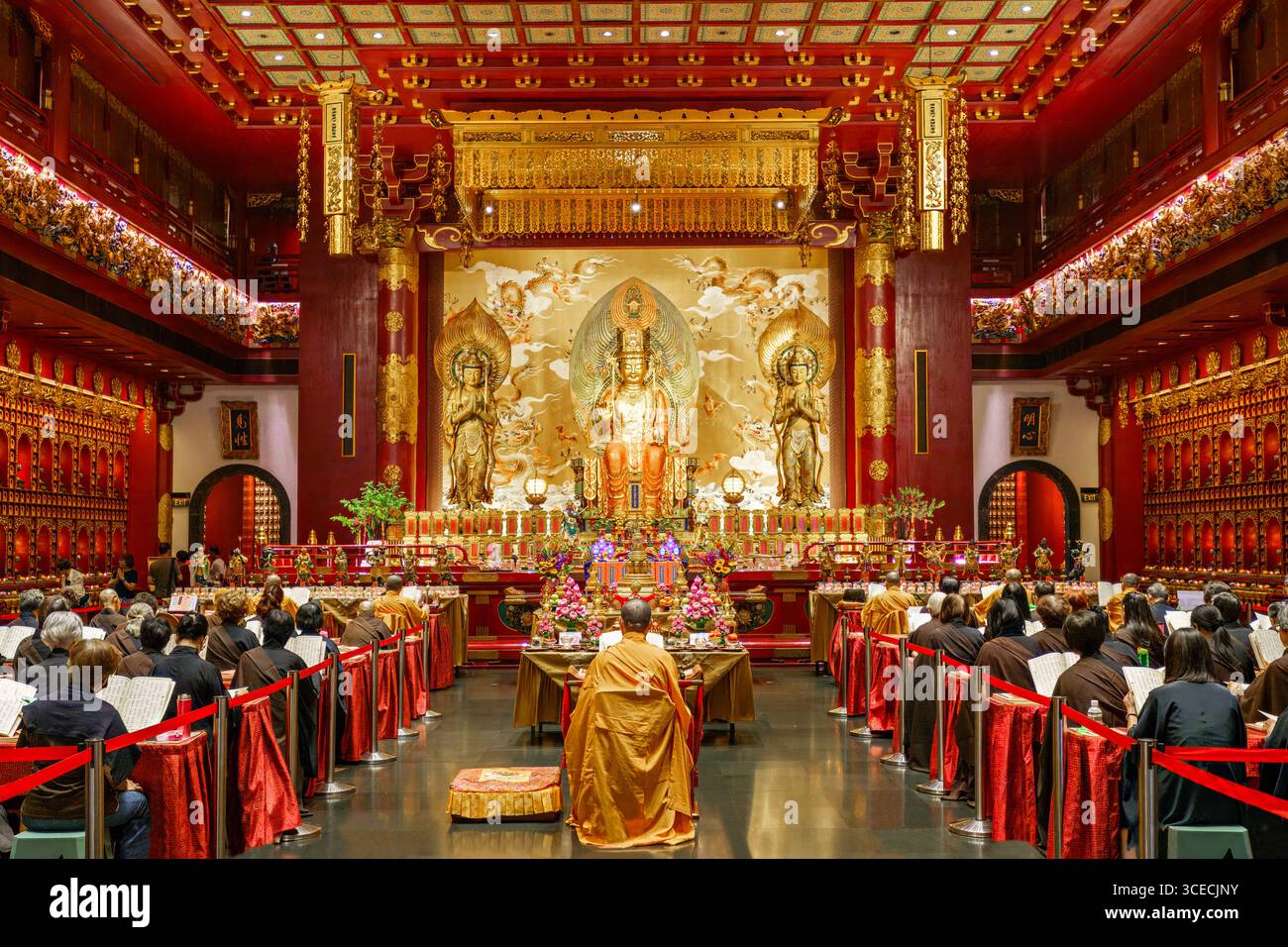 Buddhistische Zeremonie im chinesischen buddhistischen Zahntempel in Chinatown, Singapur Stockfoto