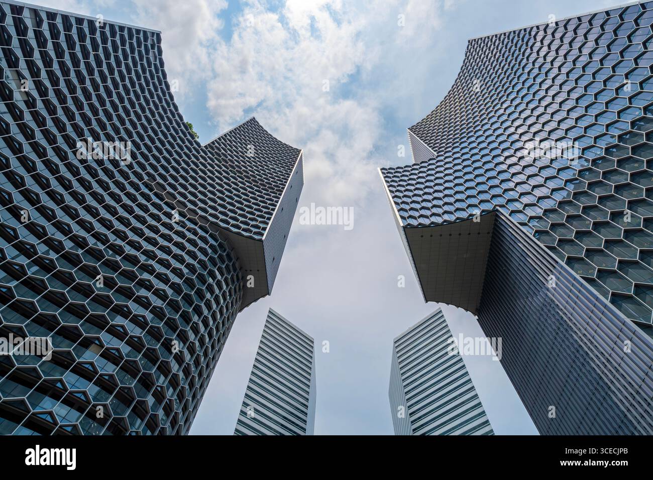 Flacher Blick auf die Hochhäuser in Singapur Stockfoto