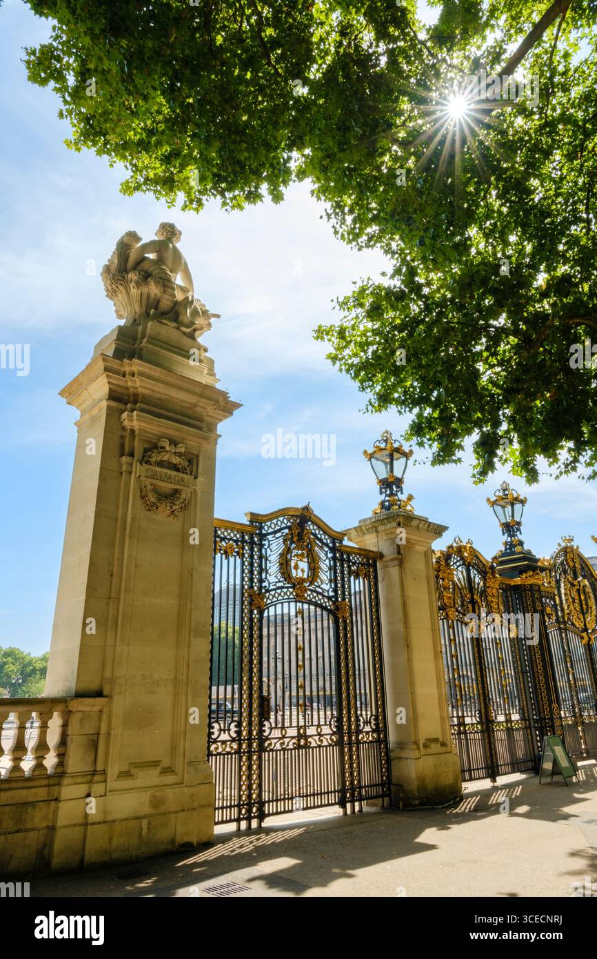 London, England - Canada Gate ist Teil des Queen Victoria Memorial Scheme in London. Ein Eingang zum Green Park, einem der acht königlichen Parks Stockfoto