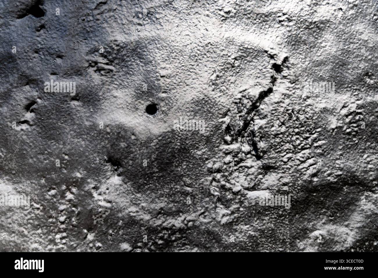 Einschussloch im Hintergrund mit Eisentür in der Festung Akershus in Oslo, Norwegen Stockfoto