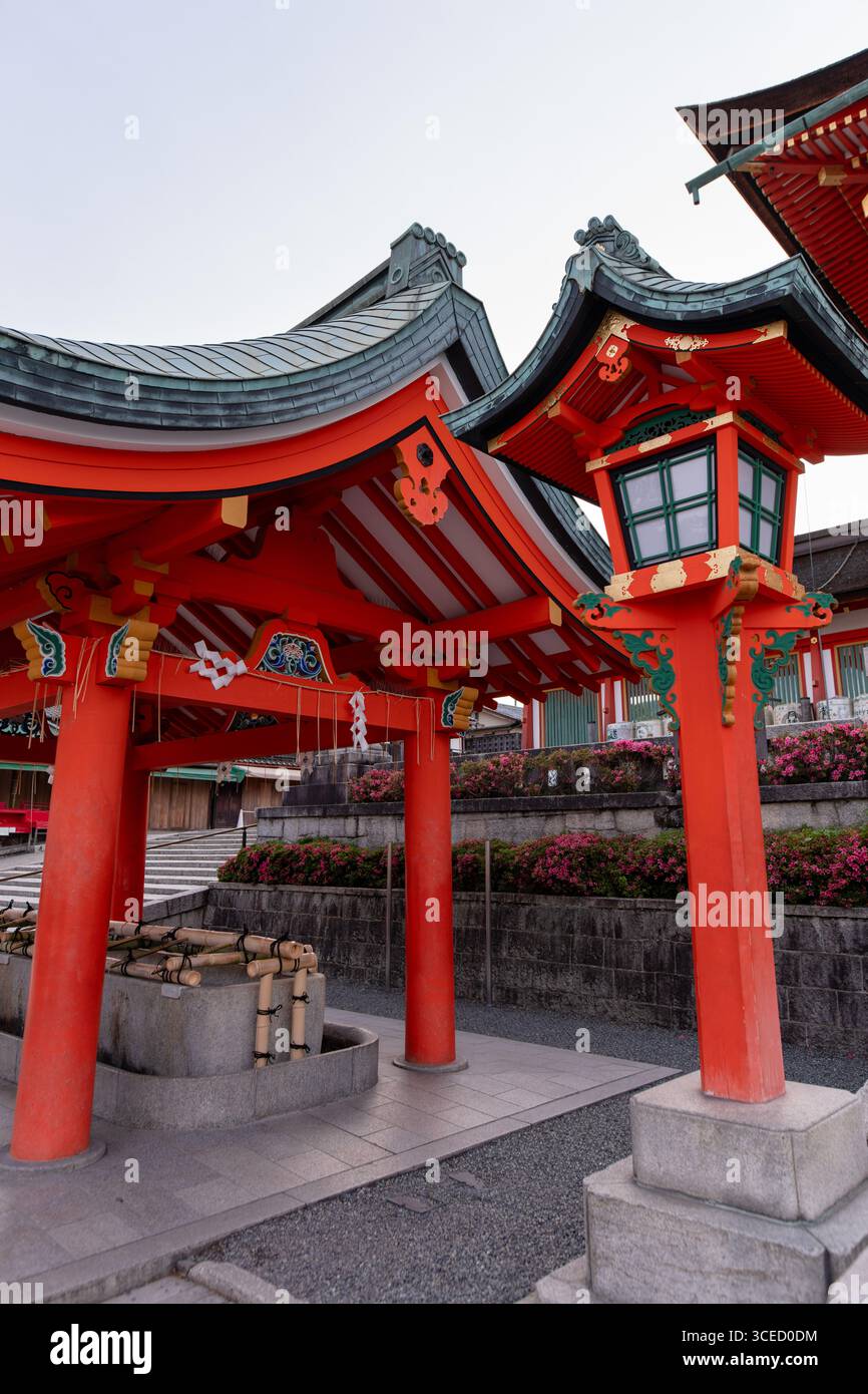 Blick auf die traditionelle japanische Architektur im Fushimi Inari-taisha in Kyoto, Japan, mit leuchtenden roten Säulen und komplizierten Designs, die hervorheben Stockfoto