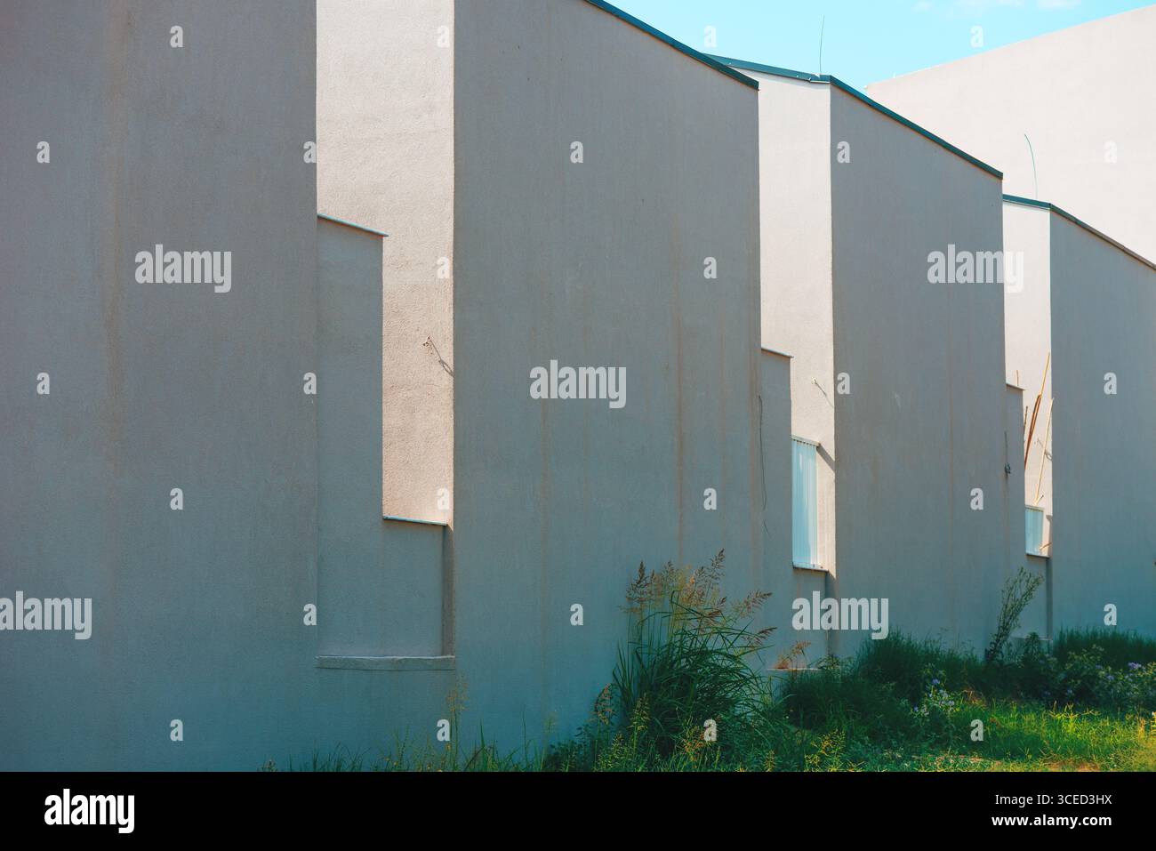 Architektonischer Hintergrund mit Schatten- und Lichtmuster, selektiver Fokus Stockfoto