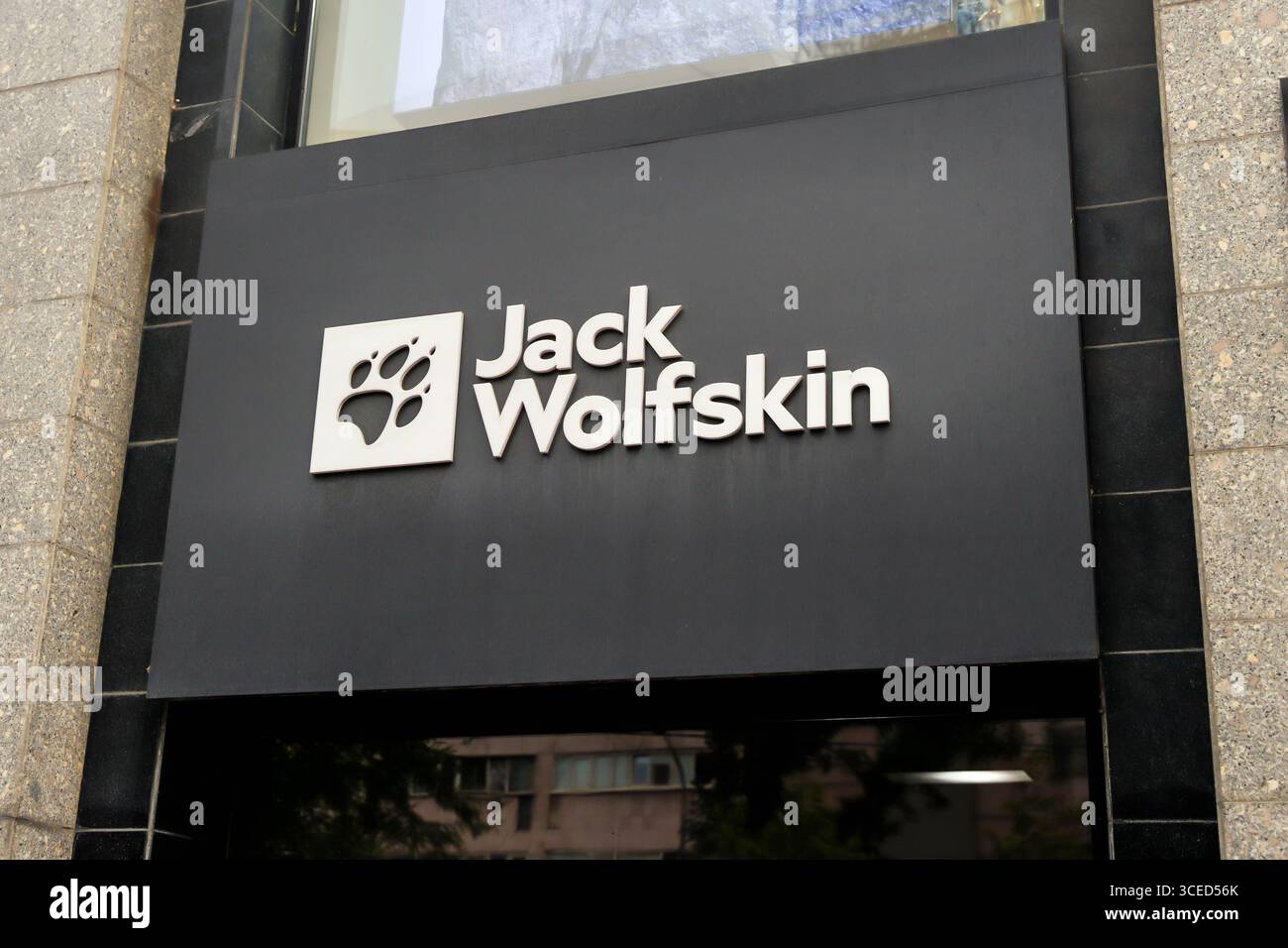 Almaty, Kasachstan - 14. Juli 2025: Jack Wolfskin. Bekleidungshersteller und Outdur-Ausrüstung Stockfoto