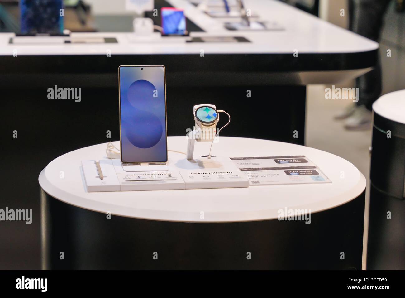 Almaty, Kasachstan - 14. Juli 2025: Smartphone Samsung Galaxy S25 Ultra und Galaxy Watch7 im Display. Koreanischer Hersteller. Moderne Technologien Stockfoto