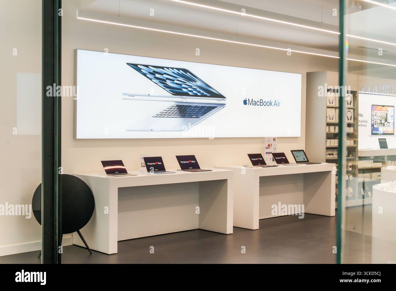 Almaty, Kasachstan – 14. Juli 2025: MacBook Air im Apple Store. Moderne Technologien Stockfoto