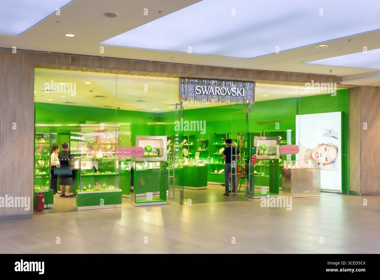 Almaty, Kasachstan - 14. Juli 2025: Swarovski-Shop im Einkaufszentrum. Luxuriöser Schmuck Stockfoto