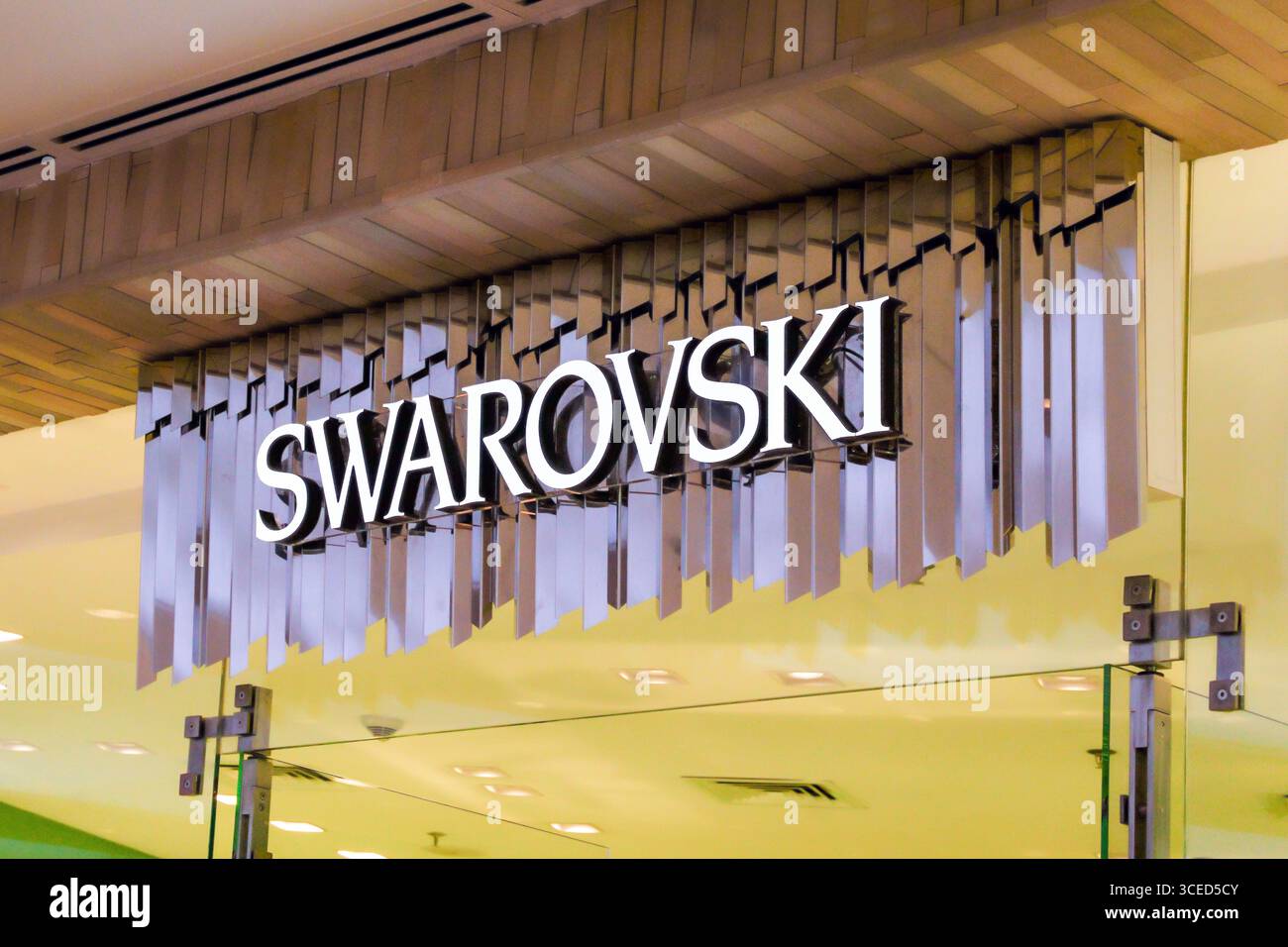 Almaty, Kasachstan - 14. Juli 2025: Swarovski-Logo. Luxuriöser Schmuck Stockfoto
