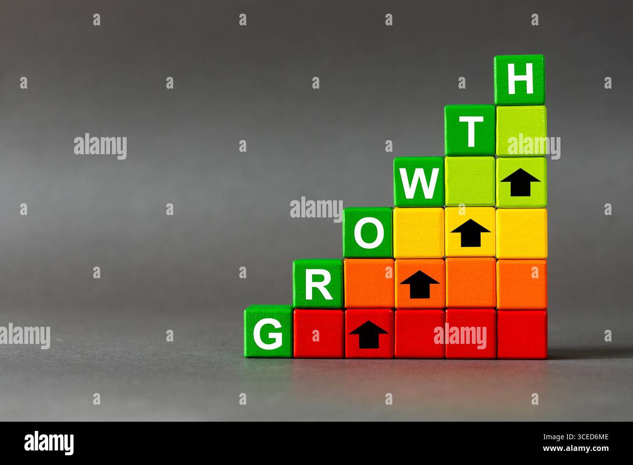 Das Wort WACHSTUM auf einem Balkendiagramm, das Geschäfts- und Finanzwachstum repräsentiert. Geschäftsentwicklungsdiagramm, schöner grauer Hintergrund, Kopierraum. Geschäftsleute Stockfoto