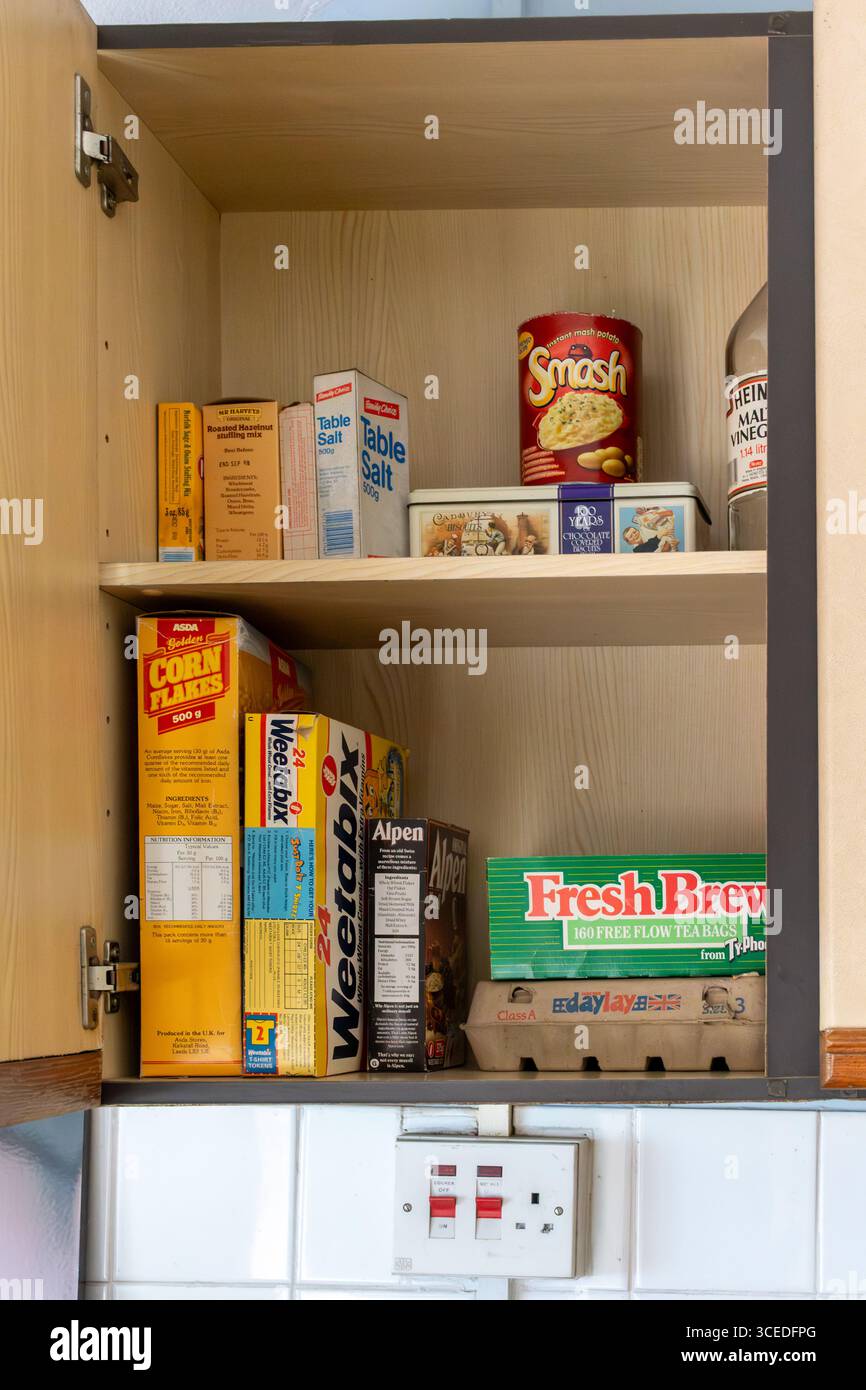 St Fagans National Museum of History, ein Freilichtmuseum in Südwales, Großbritannien. Blick auf Lebensmittel in einem Küchenschrank aus den 1960er Jahren Stockfoto