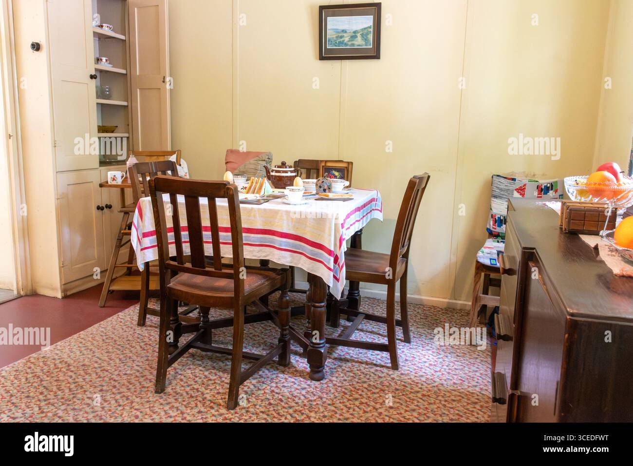 St Fagans National Museum of History, ein Freilichtmuseum in Südwales, Großbritannien. Innenraum eines Wohnzimmers aus dem Jahr 1947 Stockfoto