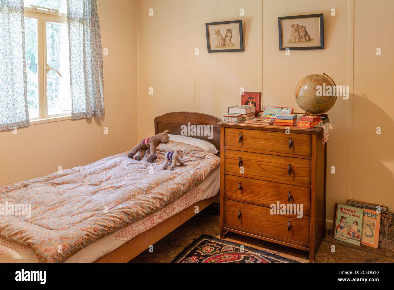 St Fagans National Museum of History, ein Freilichtmuseum in Südwales, Großbritannien. Innenraum eines 1947 vorgefertigten Schlafzimmers (Fertiggebäude) Stockfoto