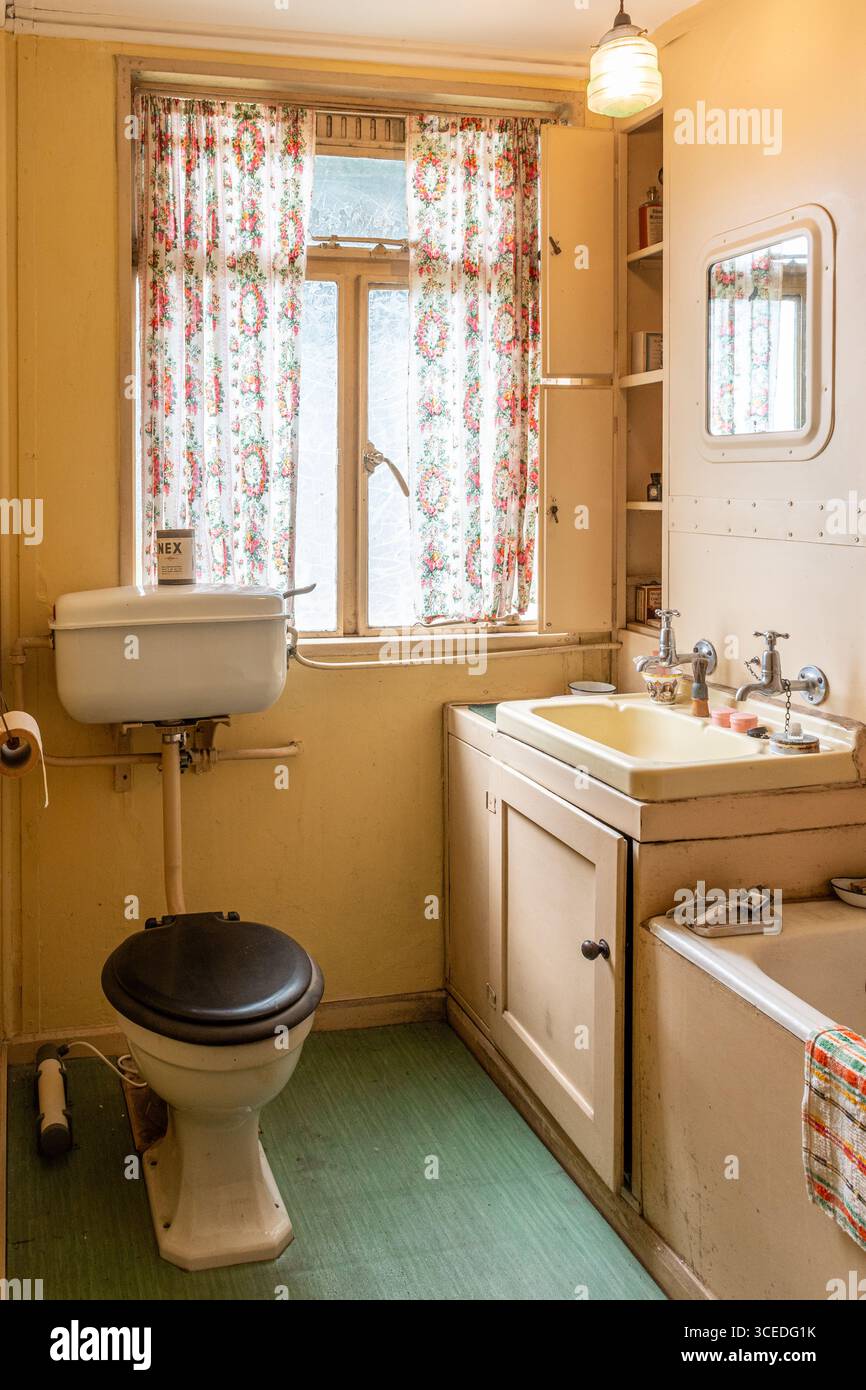 St Fagans National Museum of History, ein Freilichtmuseum in Südwales, Großbritannien. Innenraum eines 1947 Fertigbades (Fertighaus) Stockfoto