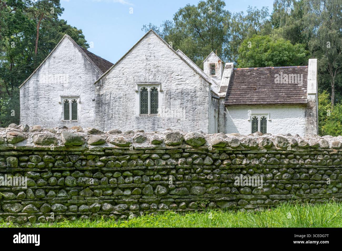 St Fagans National Museum of History, ein Freilichtmuseum in Südwales, Großbritannien, und eine beliebte Besucherattraktion. Kirche St. Teilo Stockfoto