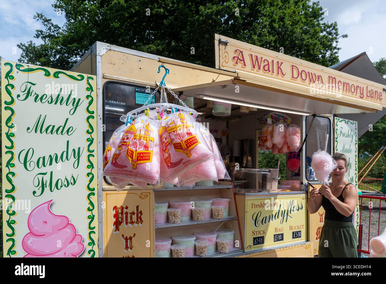 Altmodischer Kiosk für Süßigkeiten auf dem Jahrmarkt im St. Fagans National Museum of History, South Wales, Großbritannien Stockfoto