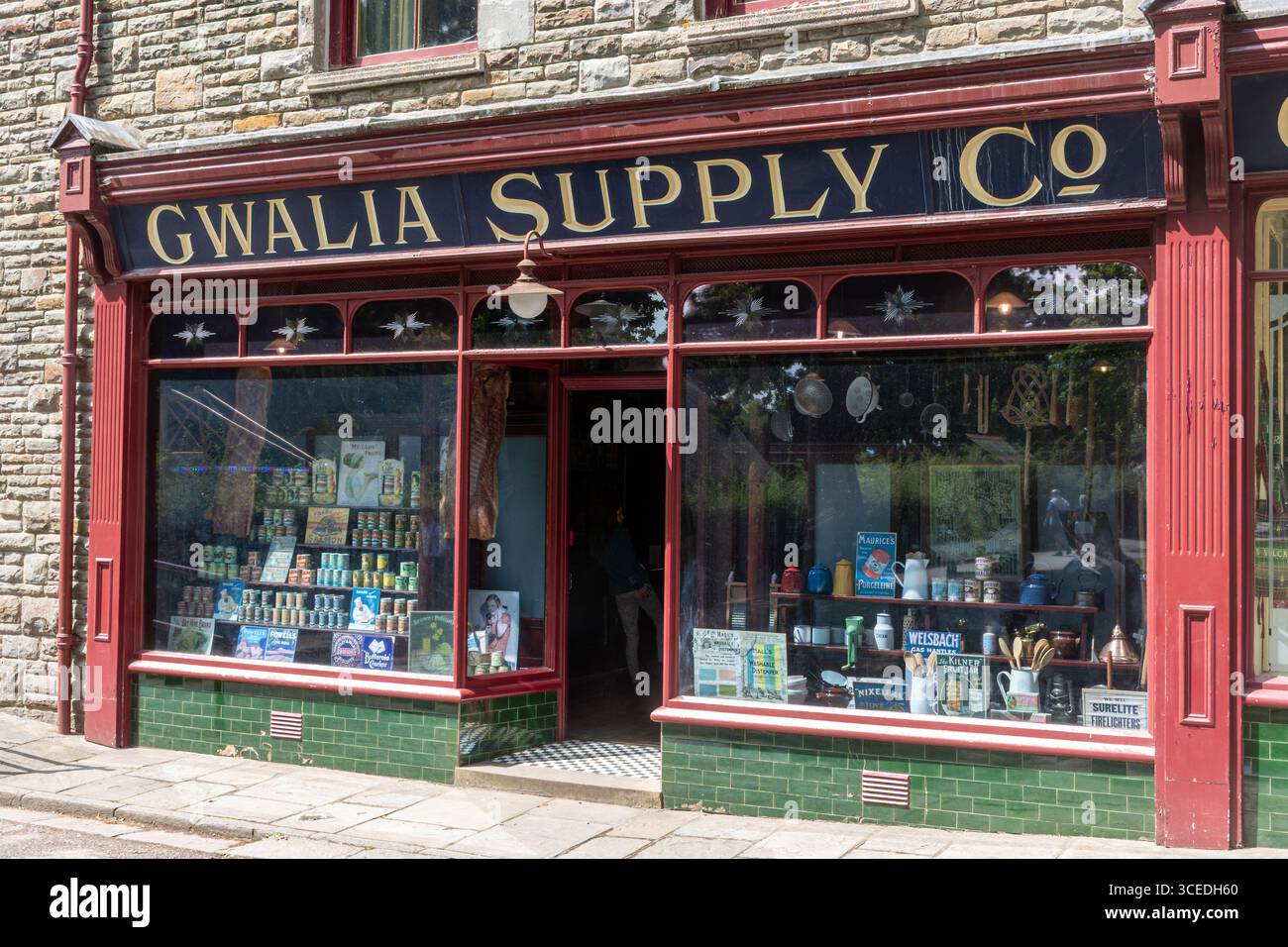 St Fagans National Museum of History, ein Freilichtmuseum in Südwales, Großbritannien, und eine beliebte Besucherattraktion. Gwalia Stores Shop wurde 1880 erbaut Stockfoto