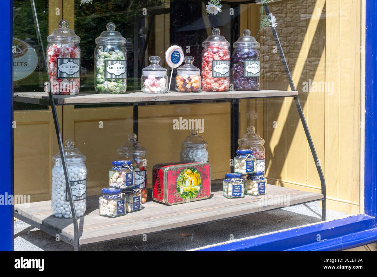 St Fagans National Museum of History, ein Freilichtmuseum in Südwales, Großbritannien, und eine beliebte Besucherattraktion. Der alte Süßwarenladen, SIOP Losin Stockfoto