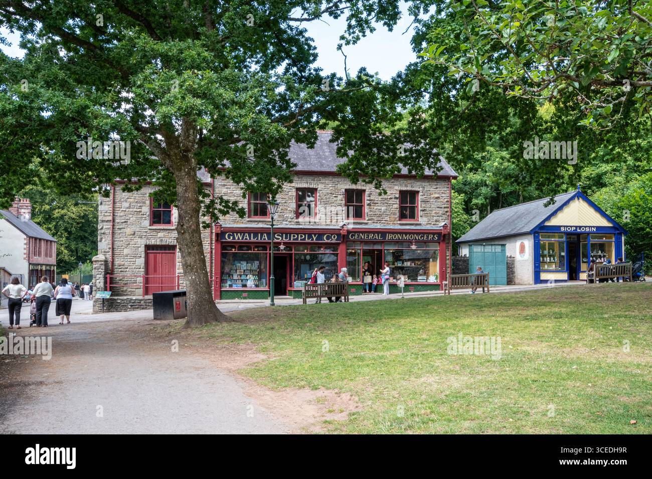 St Fagans National Museum of History, ein Freilichtmuseum in Südwales, Großbritannien, und eine beliebte Besucherattraktion. Blick auf wiederaufgebaute Geschäfte Stockfoto