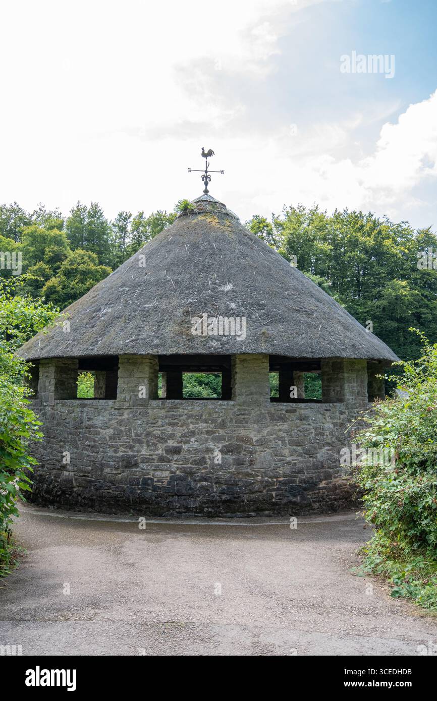 St Fagans National Museum of History, ein Freilichtmuseum in Südwales, Großbritannien. Altes Cockpit, das um 1660 in Denbigh gebaut wurde und für Cockkämpfe genutzt wurde Stockfoto