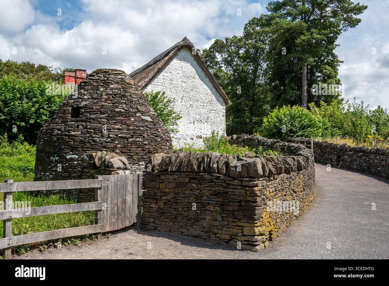 St Fagans National Museum of History, ein Freilichtmuseum in Südwales, Großbritannien, und eine beliebte Besucherattraktion. Ein kreisförmiger Schweinestall aus dem Jahr 1800 Stockfoto