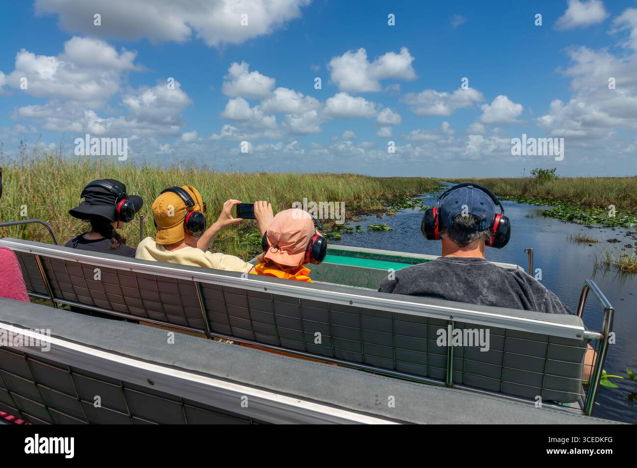 Touristen mit Headsets in einem Ariboat, Everglades touristische Luftkissenfahrt und Tour, Florida Stockfoto