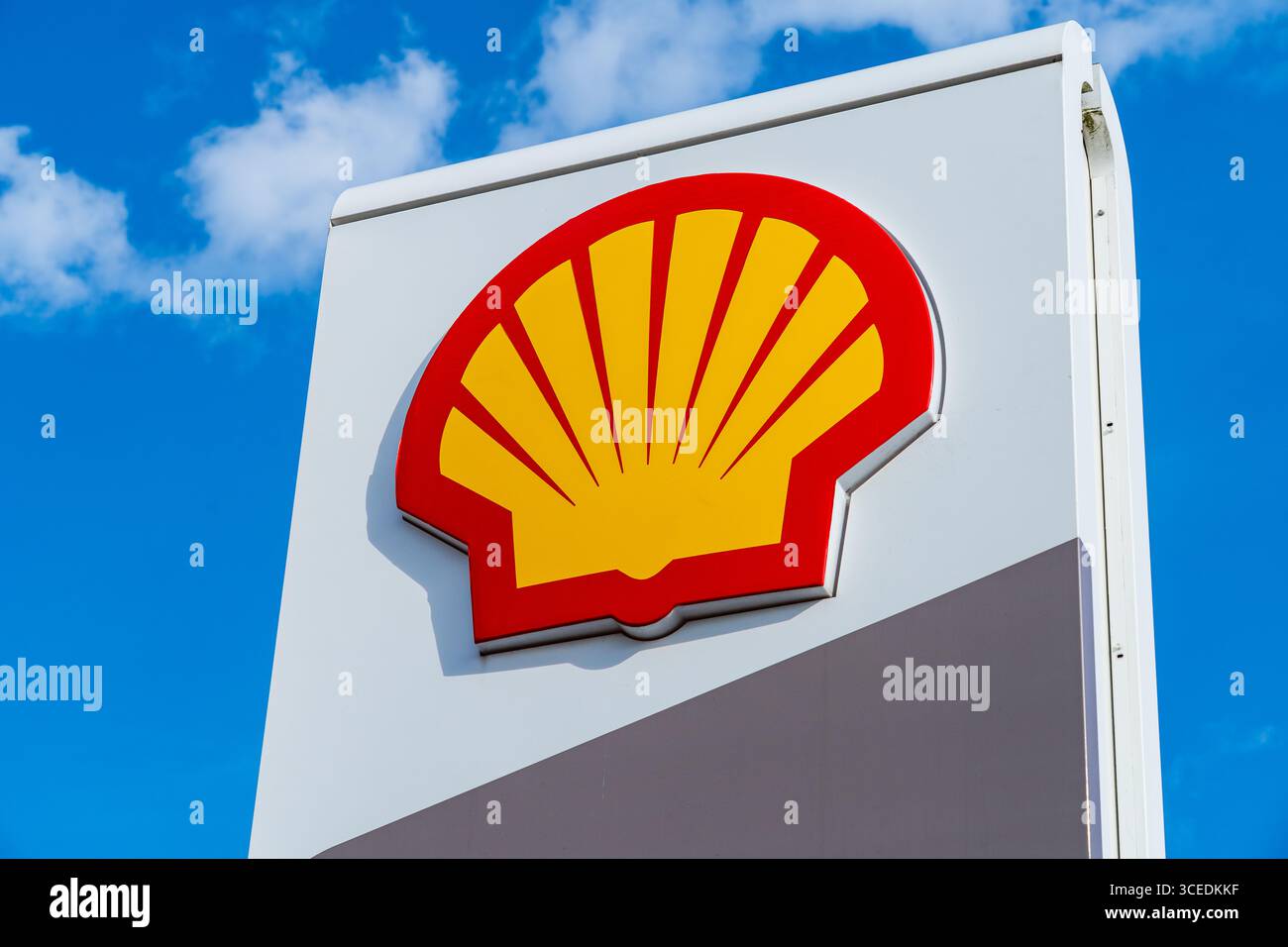 Wolverhampton, Großbritannien - 13. August 2025: Externes Schild der Shell PLC, einem britischen multinationalen Öl- und Gasunternehmen an einer Tankstelle Stockfoto