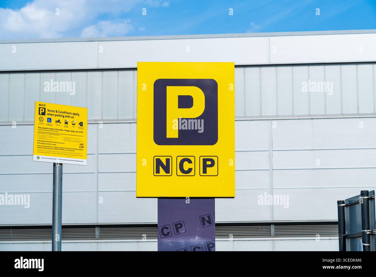 Wolverhampton, Großbritannien - 13. August 2025: Parkschild vor einem NCP-Parkplatz, ein britischer Privatparkplatz Stockfoto