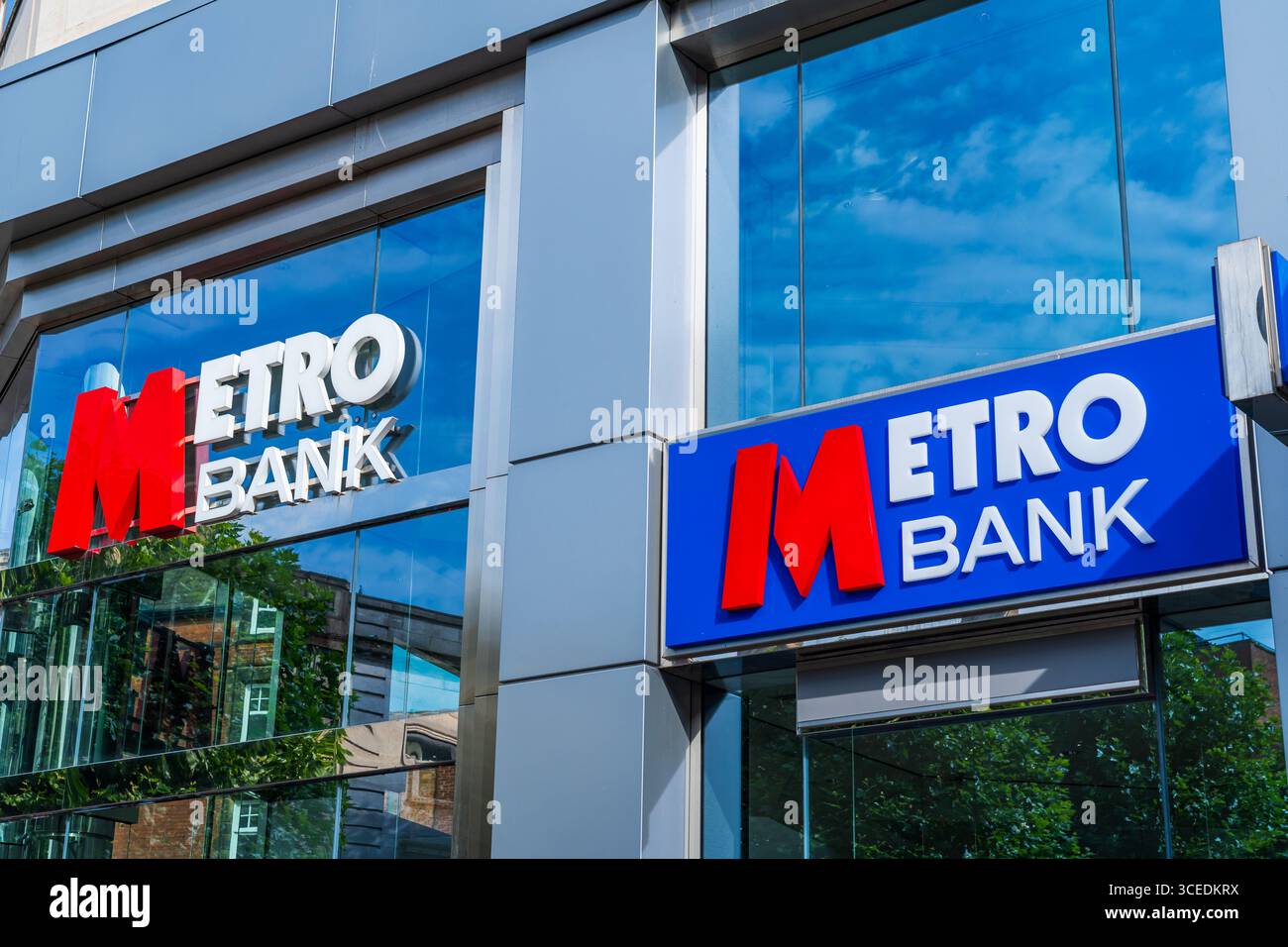 Wolverhampton, Großbritannien - 13. August 2025: Externe Beschilderung der Metro Bank, einer Bank mit Sitz in Großbritannien Stockfoto