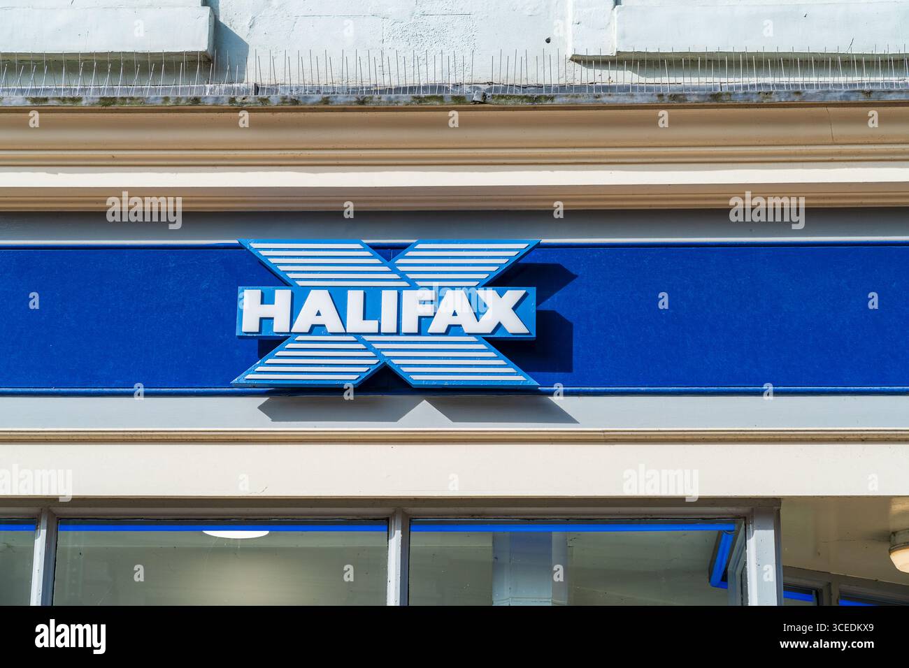 Wolverhampton, Großbritannien - 13. August 2025: Externe Beschilderung der britischen Bankmarke Halifax Stockfoto