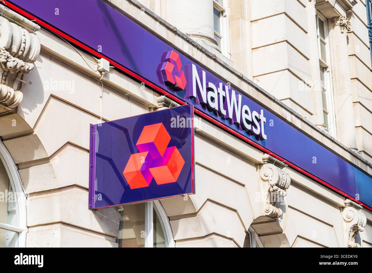 Wolverhampton, Großbritannien - 13. August 2025: Die Seitenbeschilderung eines Gebäudes für Natwest, eine britische Bank Stockfoto
