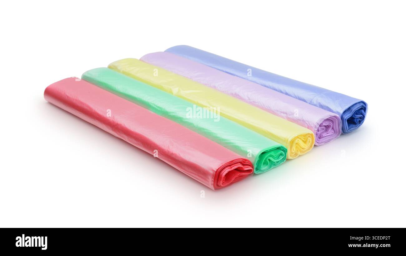 Mehrere mehrfarbige Rollen mit Kunststoffbeuteln isoliert auf weiß. Stockfoto