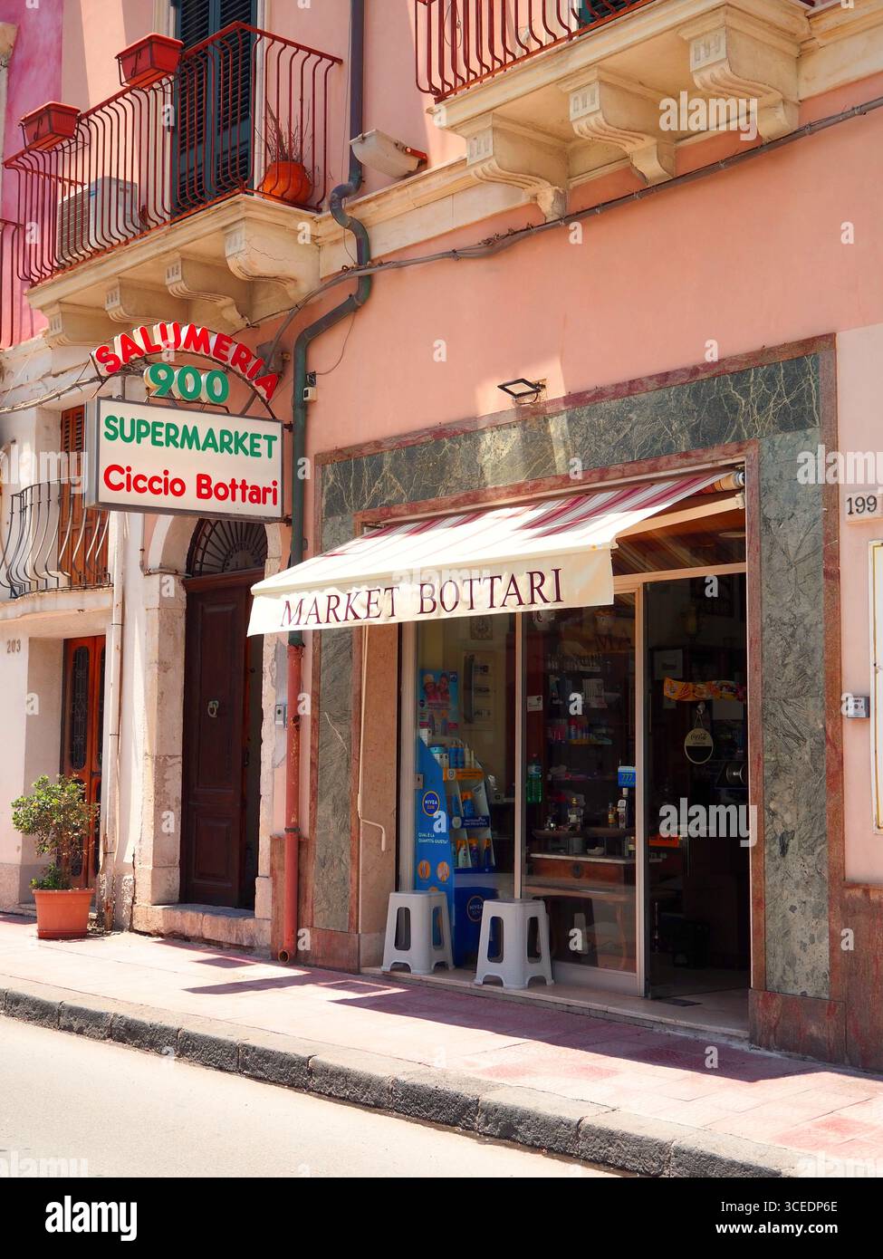Old Lady Italy, sizilianische Tradition, italienisches Restaurant im Innenraum, Meer Hintergrund, mediterrane Atmosphäre, kleines Restaurant Sizilien, Taormina Küste, alle Stockfoto
