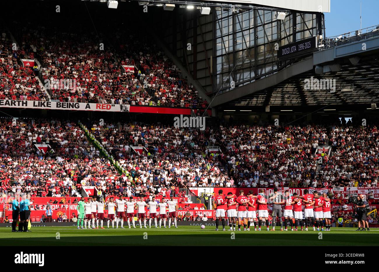 Manchester United und Arsenal Spieler während einer Schweigeminute zum Gedenken an Liverpool und Portugal Spieler Diogo Jota vor dem Premier League Spiel in Old Trafford, Manchester. Bilddatum: Sonntag, 17. August 2025. Stockfoto