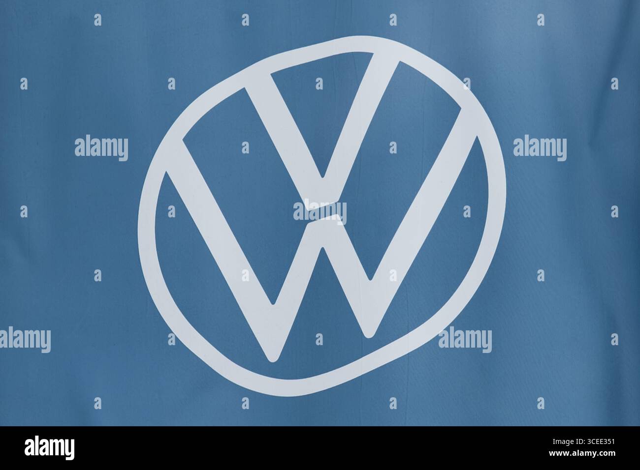 Rottweil, Deutschland. August 2025. Das Logo des deutschen Automobilherstellers Volkswagen ist auf einer Flagge vor einem VW-Händler zu sehen. Quelle: Silas Stein/dpa/Alamy Live News Stockfoto