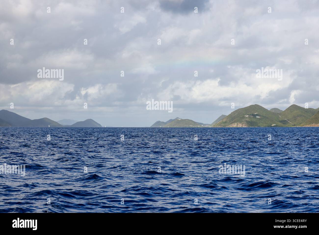 Tortola, Britische Jungferninseln - 27. März 2024: Blick aus den Gewässern um Tortola auf den Britischen Jungferninseln Stockfoto